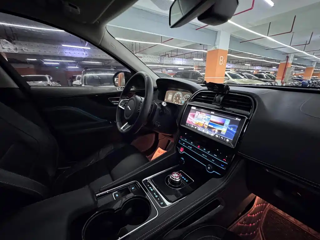 Jaguar F-PACE 2016 — фото 17