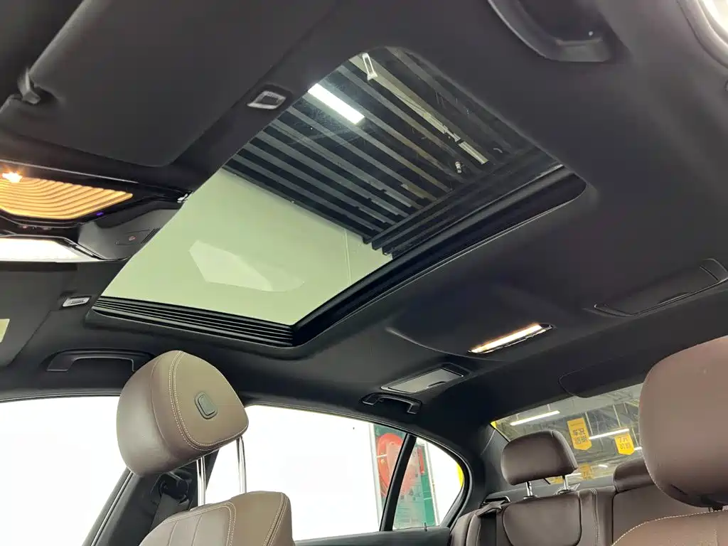 BMW 5 Series 2019 — фото 16