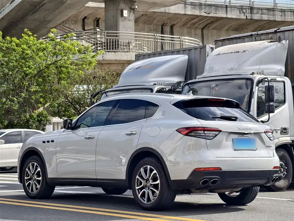 Maserati Levante 2016 — фото 13
