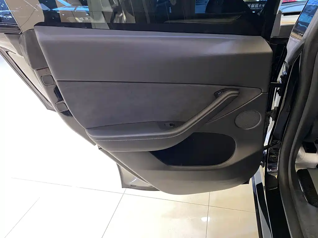 Tesla Model Y 2023 — фото 10