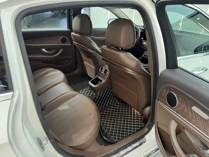 Mercedes-Benz E-Class 2023 — фото 11