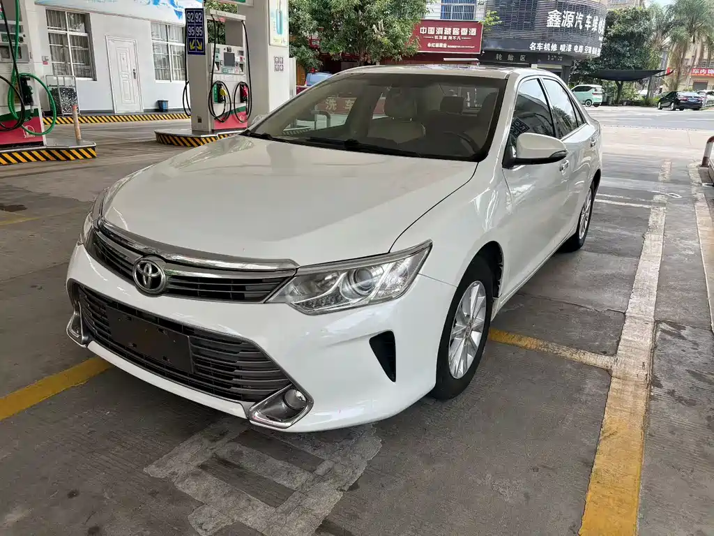 Toyota Camry 2017 — фото 1
