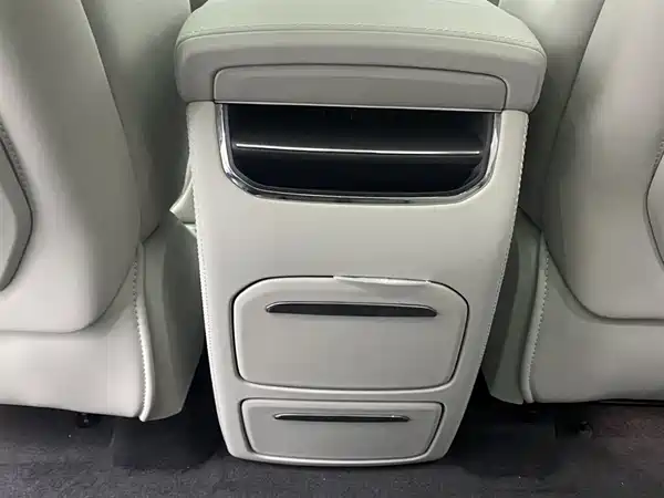 Volvo EM90 2025