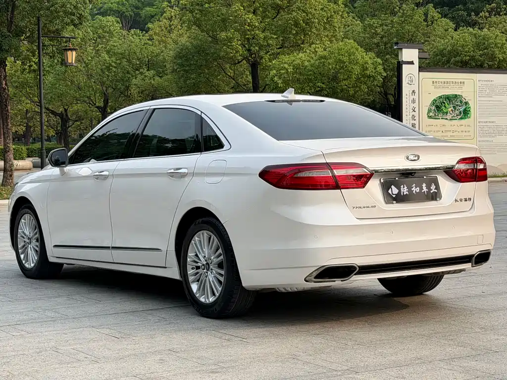 Ford Taurus 2017 — фото 21