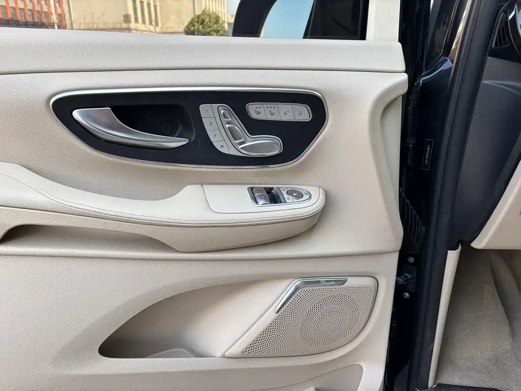Mercedes-Benz V-Class 2017 — фото 13