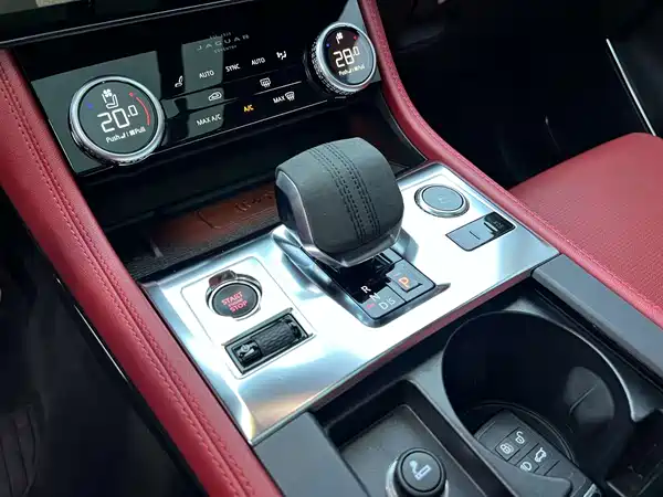 Jaguar F-PACE 2023