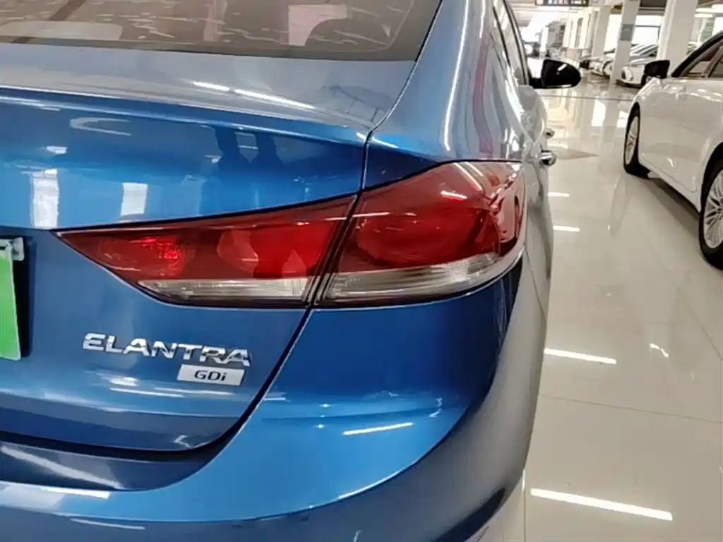 Hyundai Elantra 2018 — фото 8