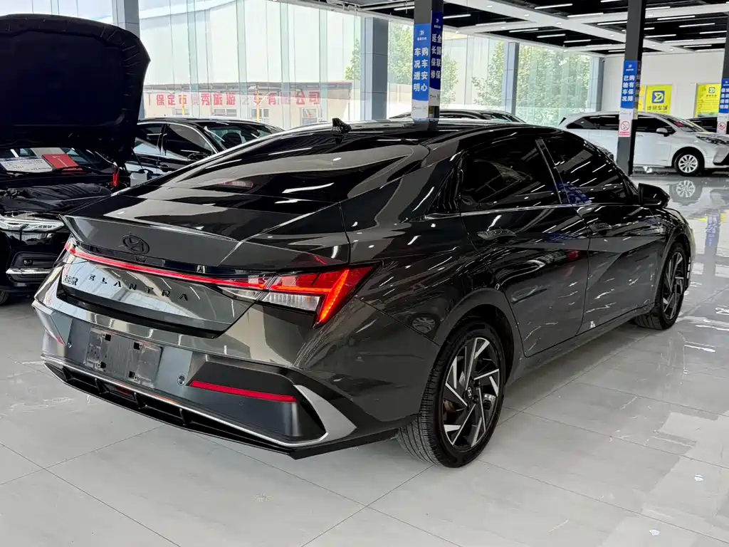 Hyundai Elantra 2023 — фото 12