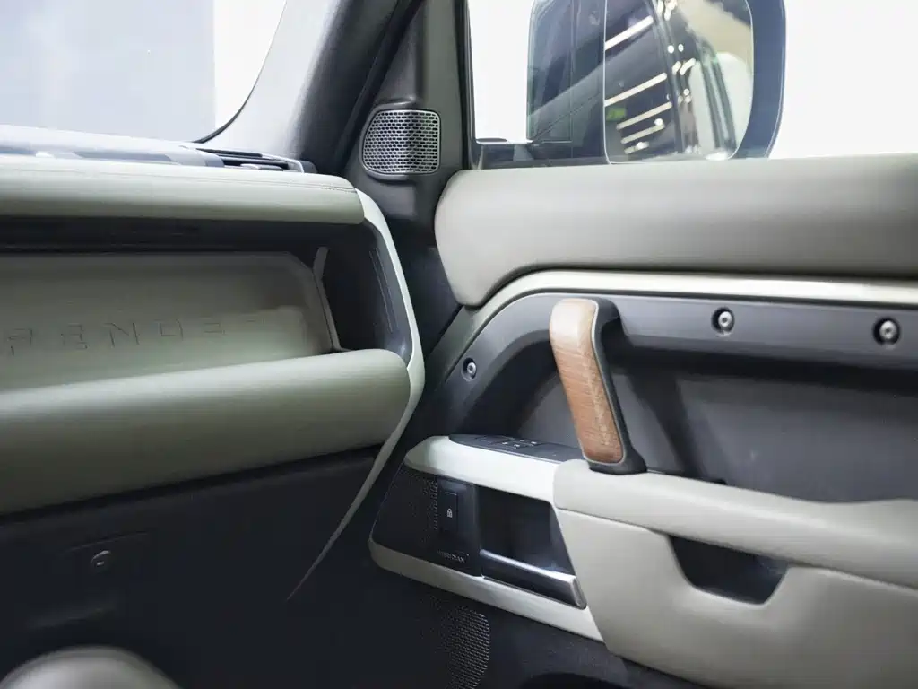 Land Rover Defender 2021 — фото 14