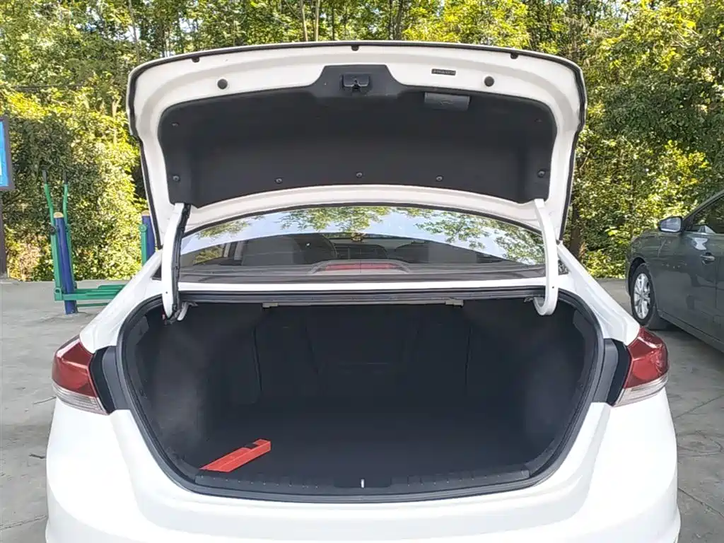 Hyundai Elantra 2018 — фото 19