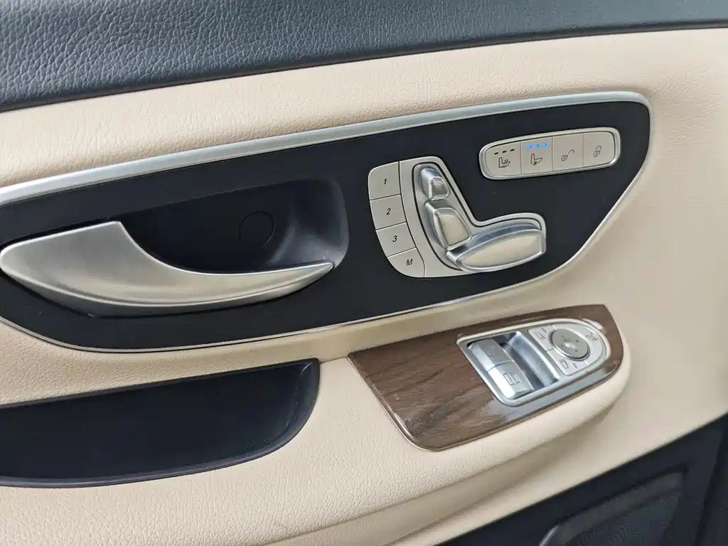 Mercedes-Benz V-Class 2021 — фото 16