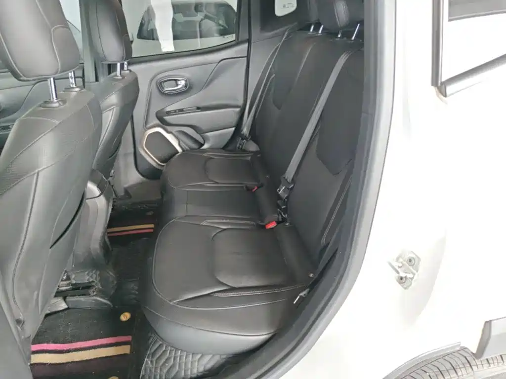 Jeep Renegade 2017 — фото 17