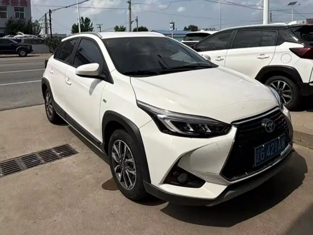 Toyota Yaris L 2022 — фото 1