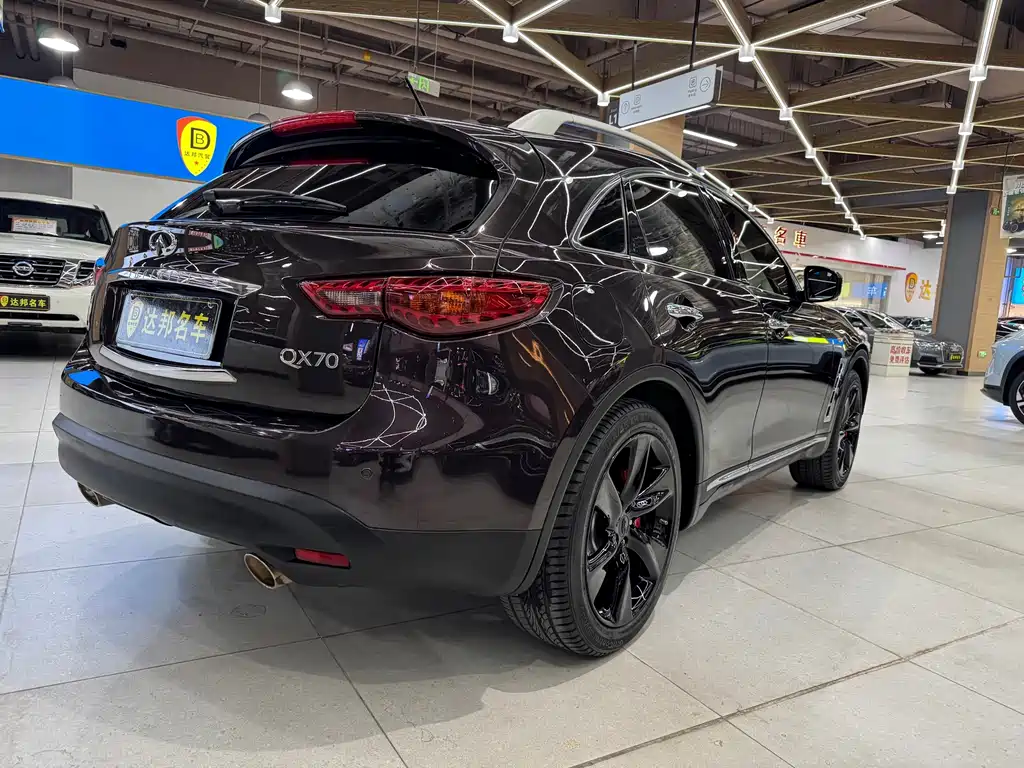 Infiniti QX70 2015 — фото 16