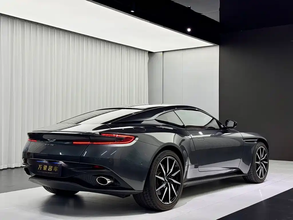 Aston Martin DB11 2020 — фото 6