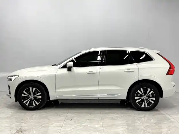 Volvo XC60 2023 — фото 3