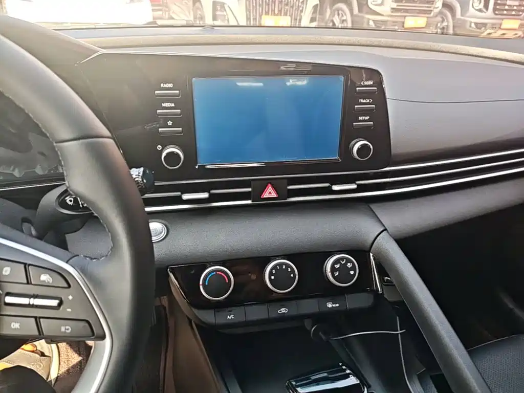 Hyundai Elantra 2025 — фото 13