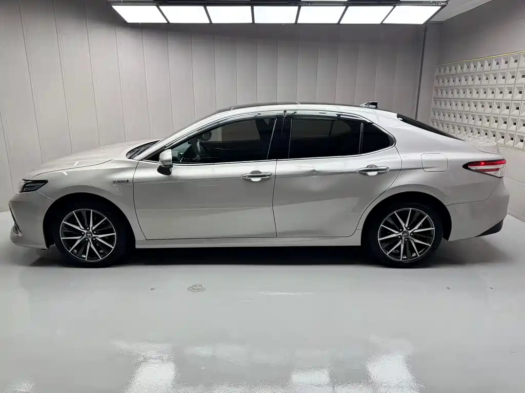 Toyota Camry 2022 — фото 2