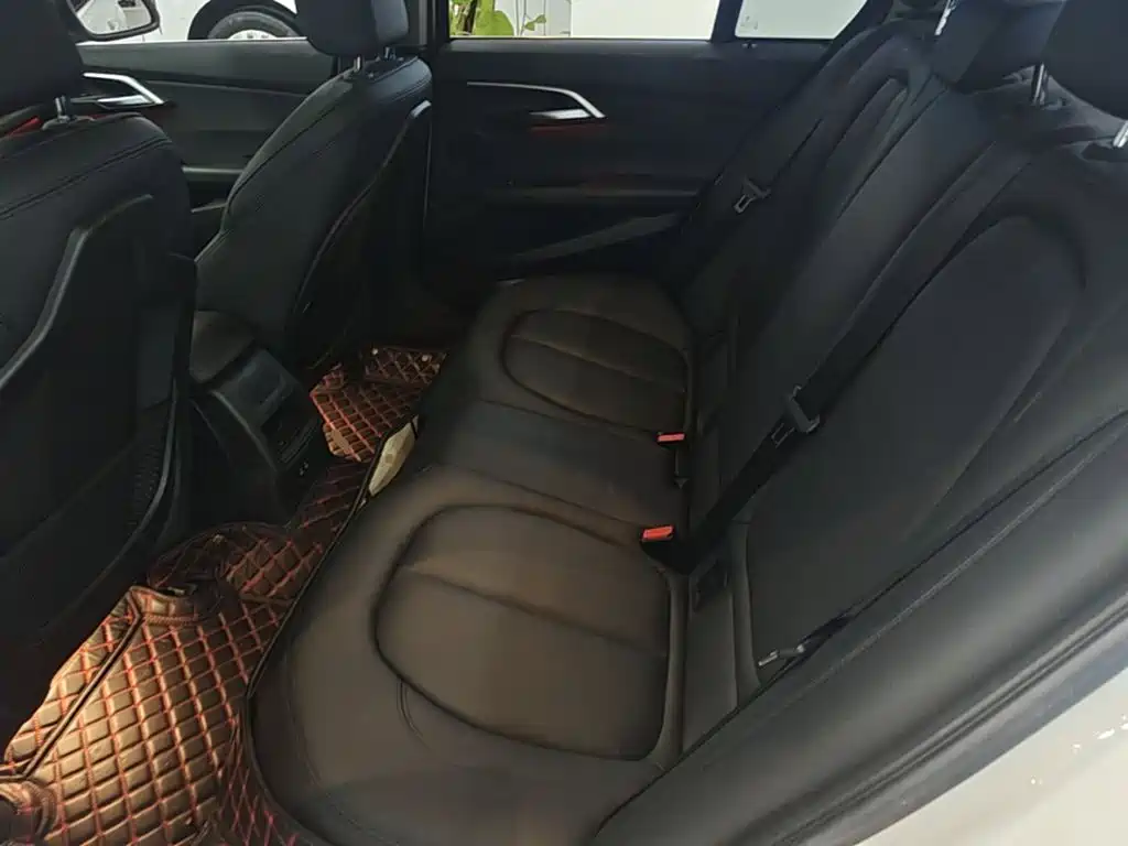 BMW 1 Series 2018 — фото 17