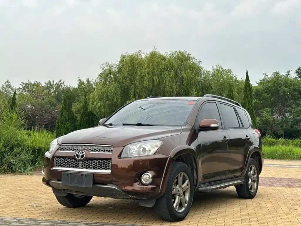 Toyota RAV4 2013 — фото 1