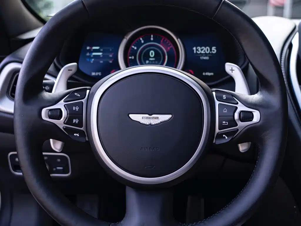 Aston Martin DB11 2021 — фото 13