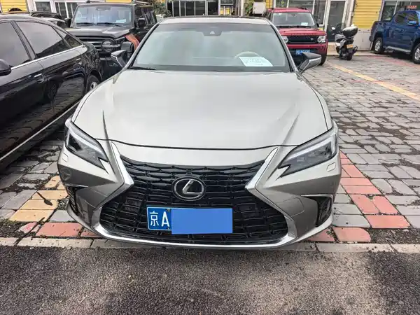 Lexus ES 2025