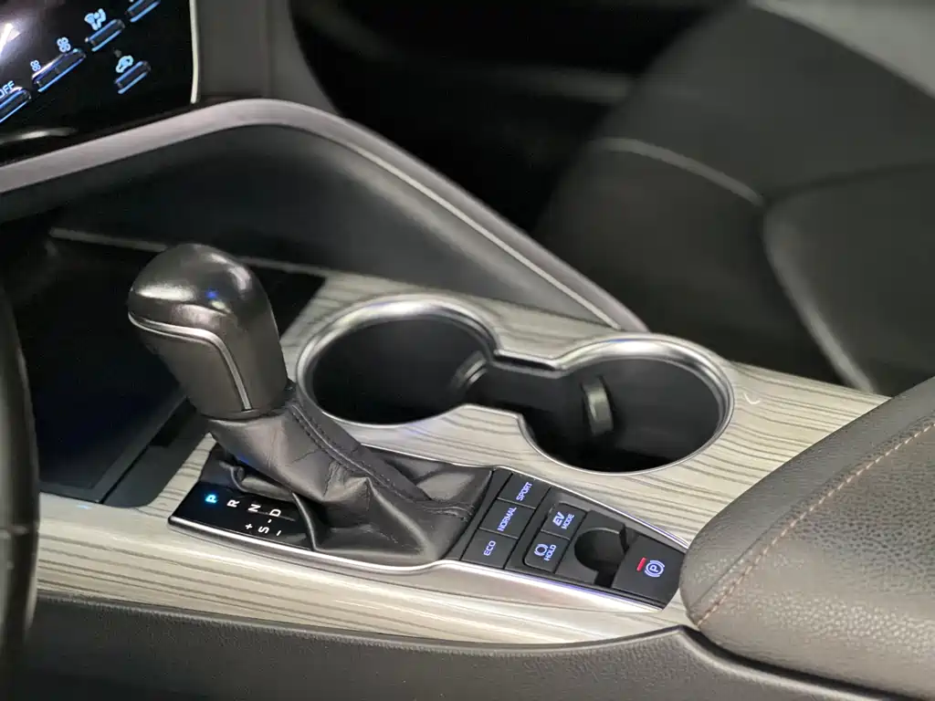 Toyota Camry 2018 — фото 16