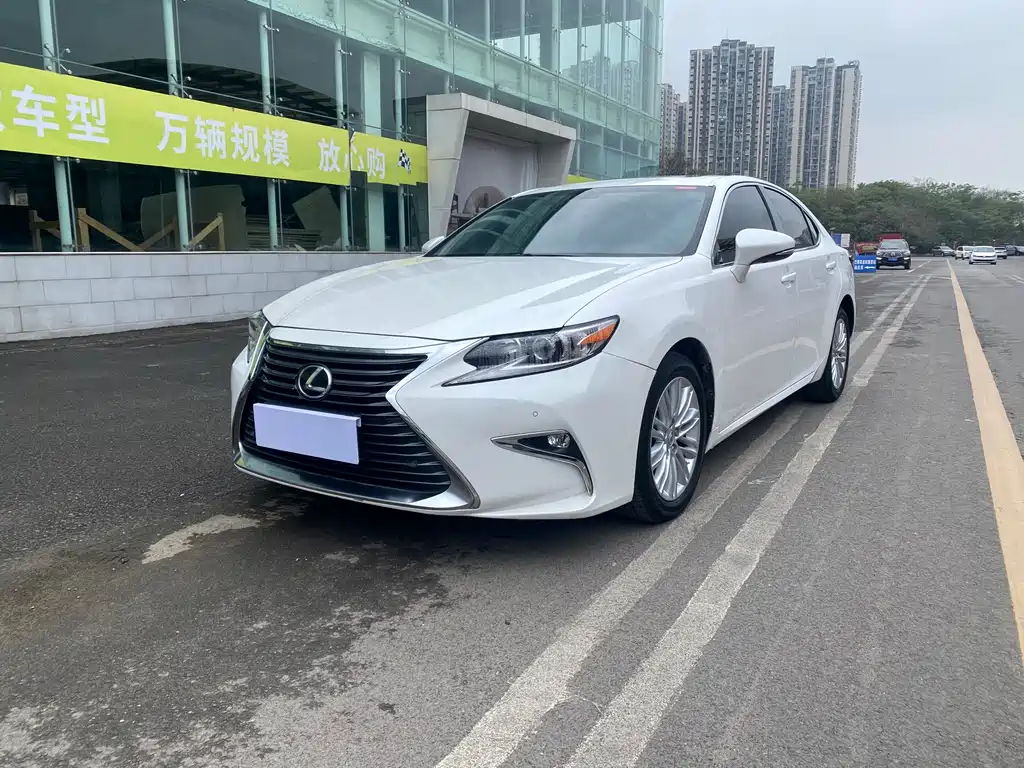 Lexus ES 2017 — фото 1