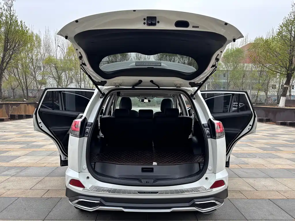 Toyota RAV4 2018 — фото 10