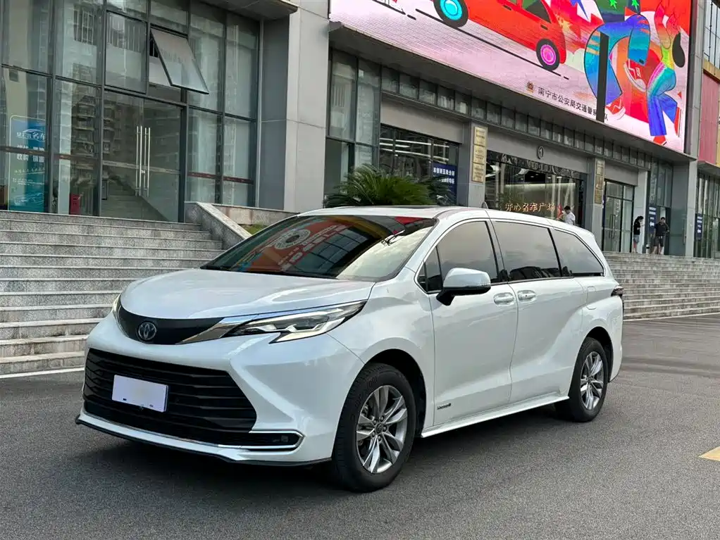 Toyota Sienna 2023 — фото 1