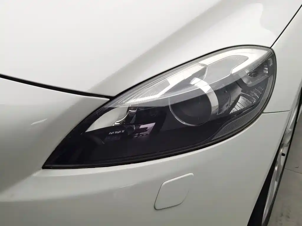 Volvo V40 2015 — фото 7