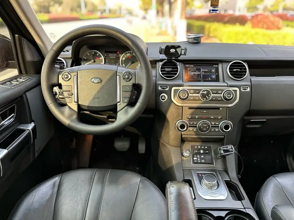 Land Rover Discovery 2016 — фото 15
