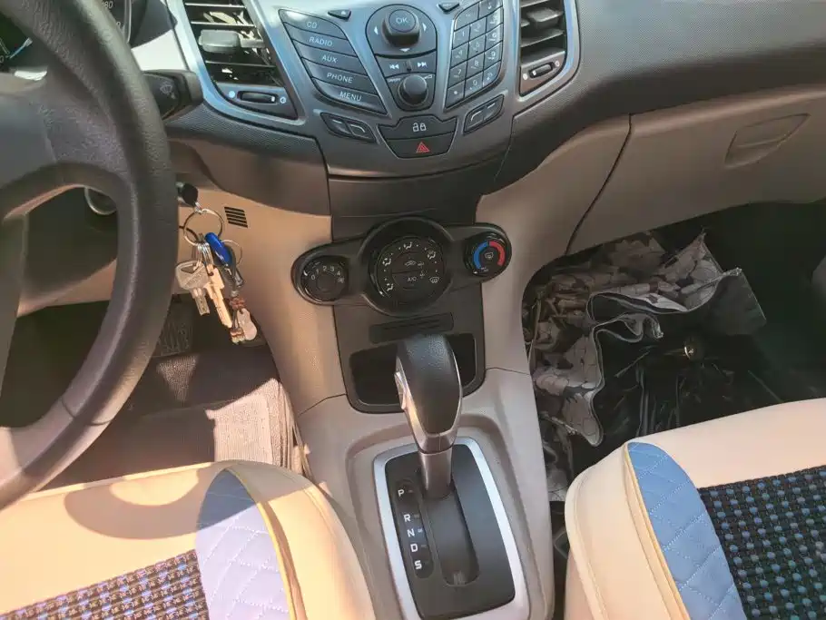 Ford Fiesta 2015 — фото 16