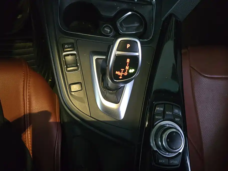 BMW 3 Series 2017 — фото 16