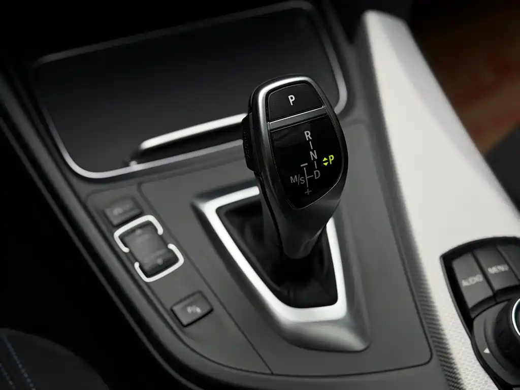 BMW 3 Series 2017 — фото 20