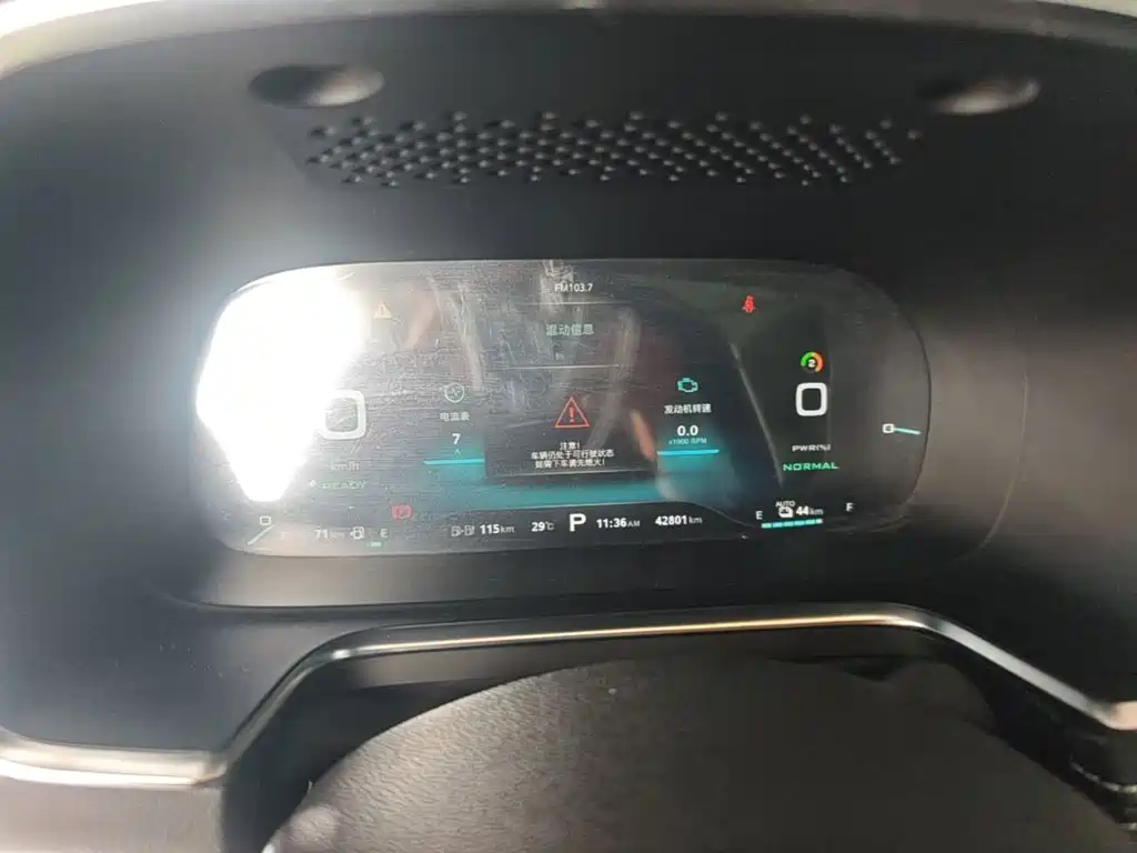 Roewe RX5 New Energy 2020 — фото 12