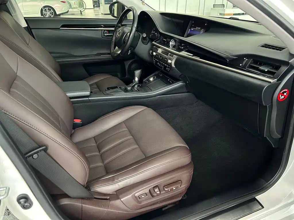Lexus ES 2018 — фото 12