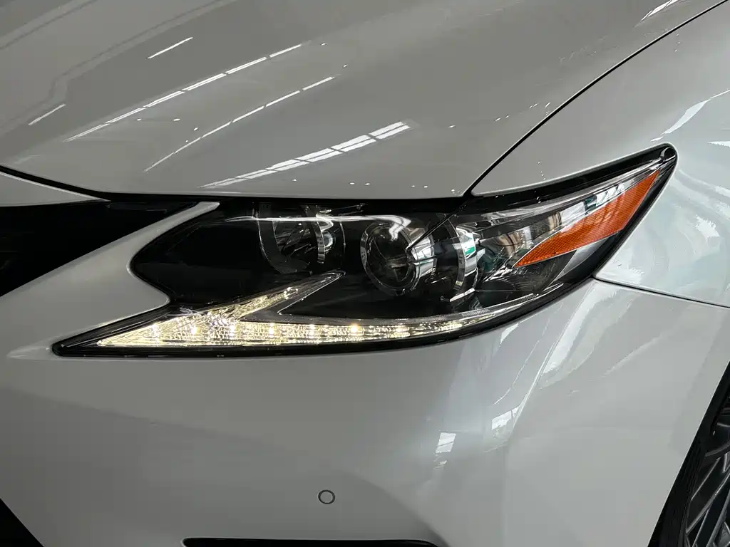 Lexus ES 2018 — фото 25