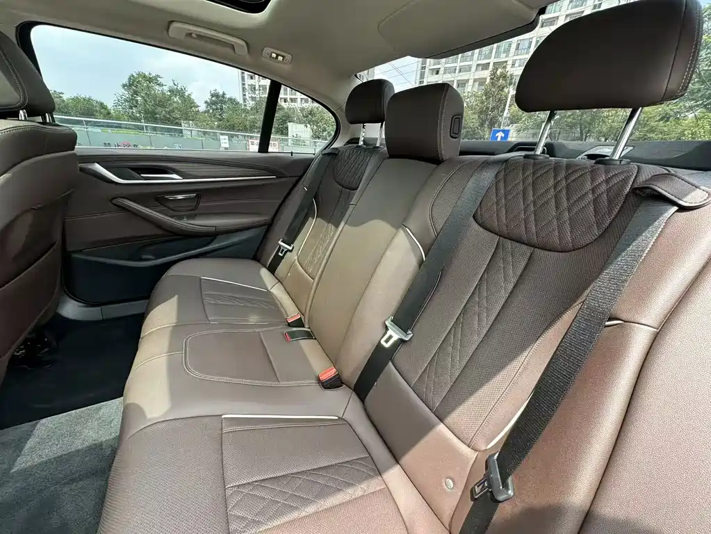 BMW 5 Series 2021 — фото 17