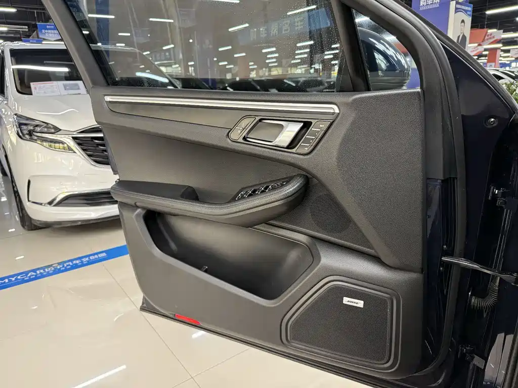 Porsche Macan 2019 — фото 11