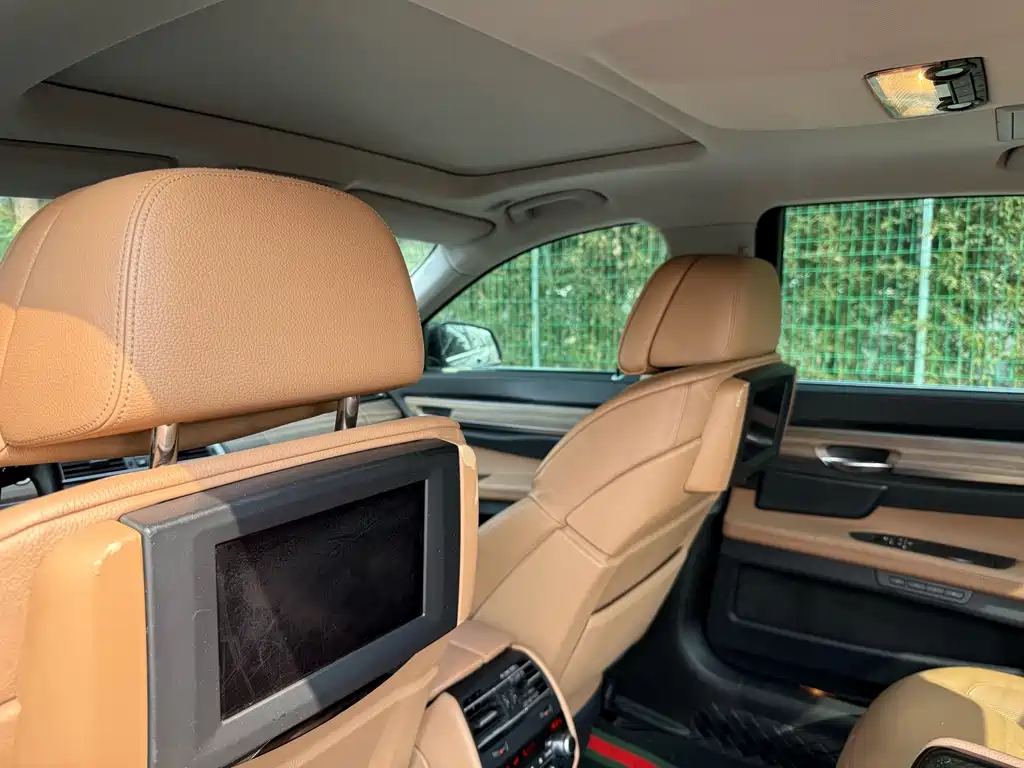 BMW 7 Series 2011 — фото 10