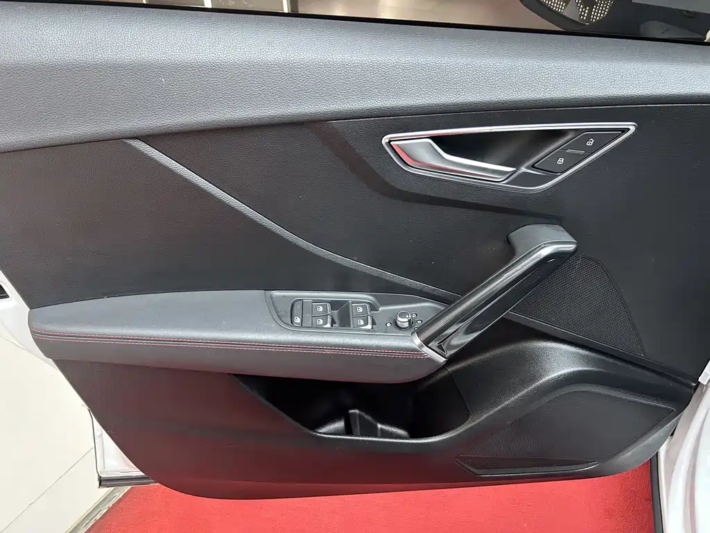 Audi Q2L 2023 — фото 11