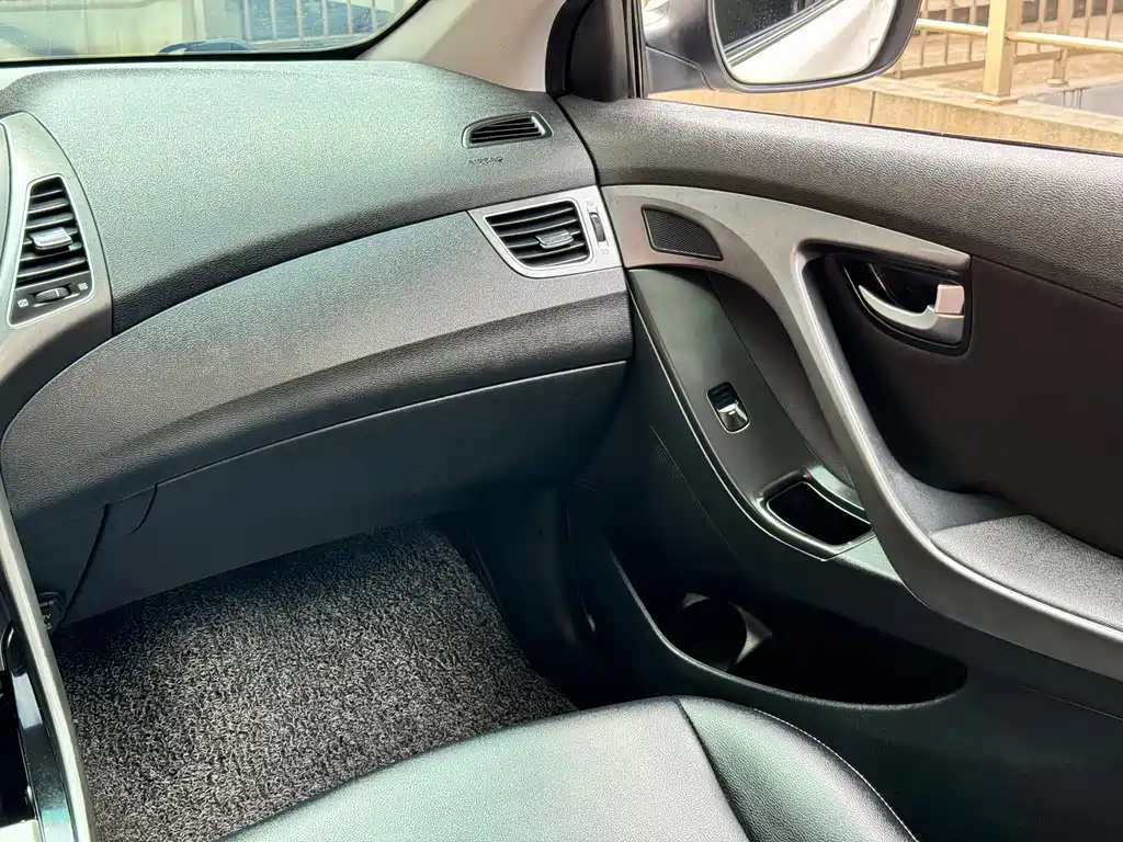 Hyundai Elantra Langdong 2015 — фото 15