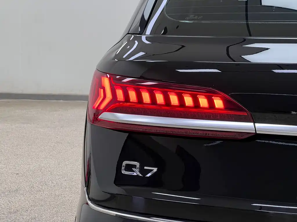 Audi Q7 2021 — фото 10