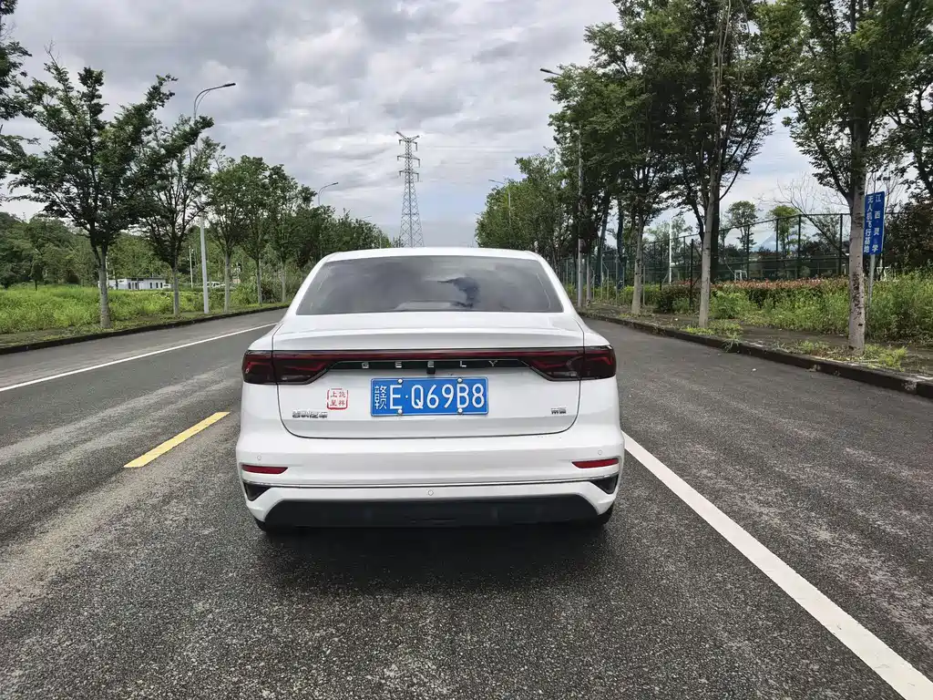 Geely Emgrand 2025 — фото 10
