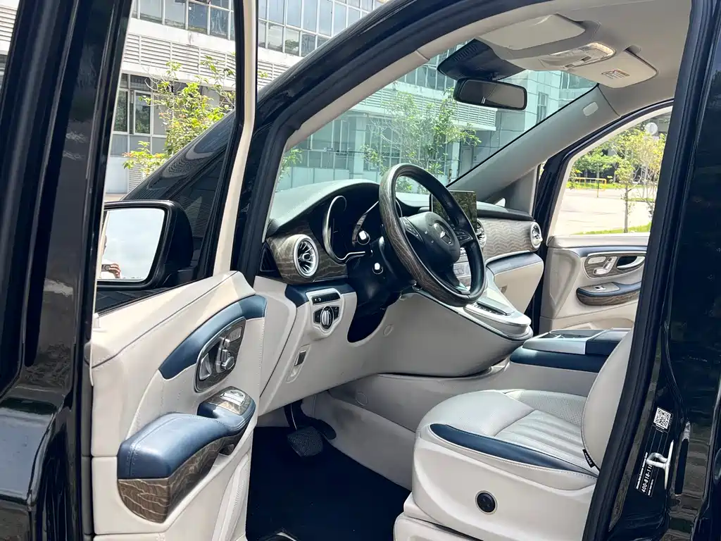 Mercedes-Benz V-Class 2023 — фото 9