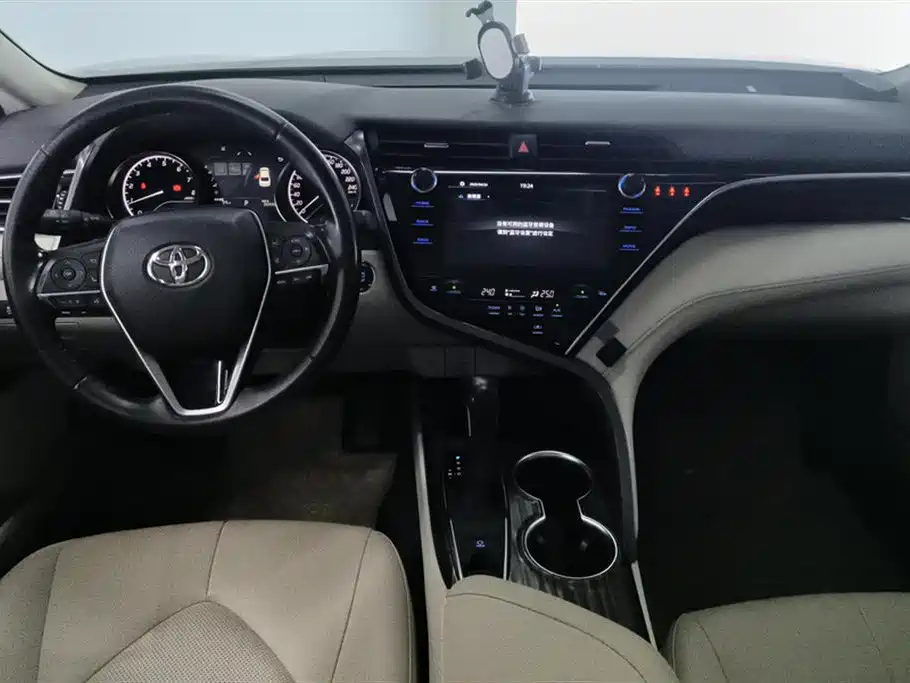 Toyota Camry 2020 — фото 12