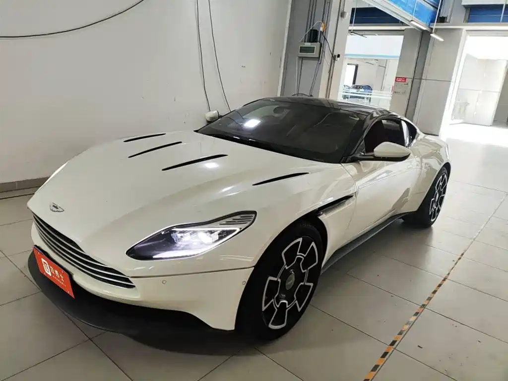Aston Martin DB11 2019 — фото 1