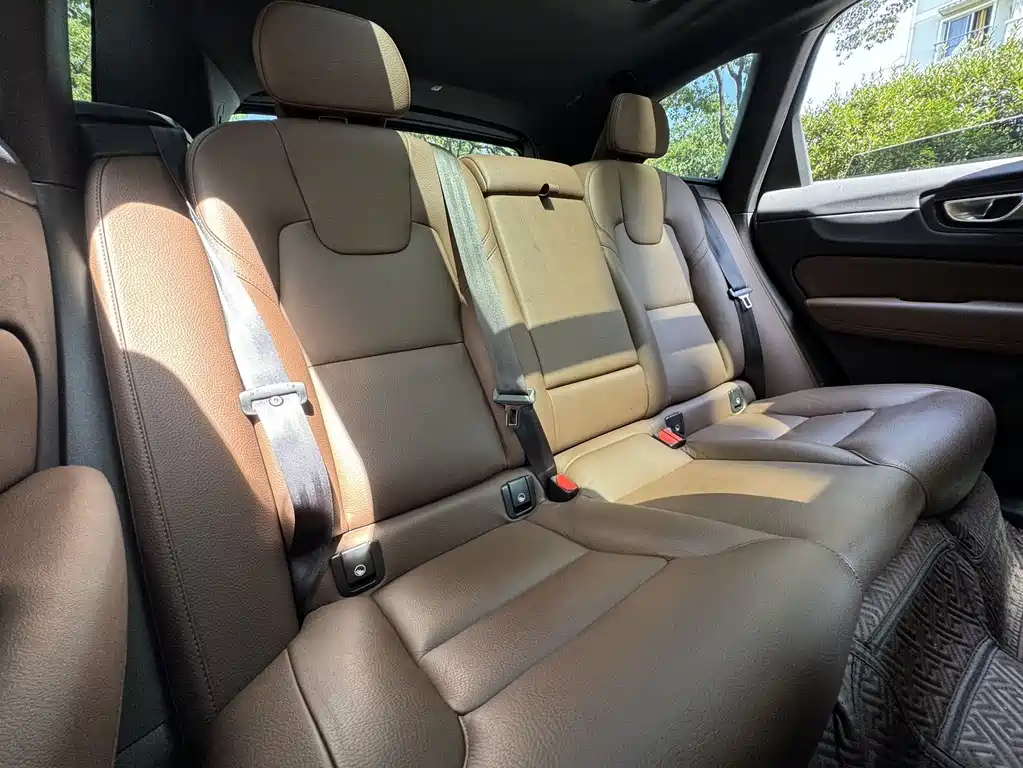 Volvo XC60 2023 — фото 15