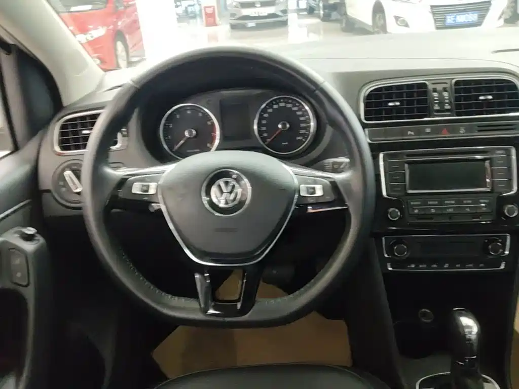 Volkswagen Polo 2015 — фото 11